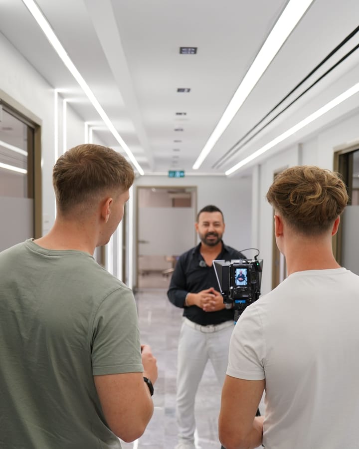 Zakladatelé JMD natáčejí video na klinice v Turecku